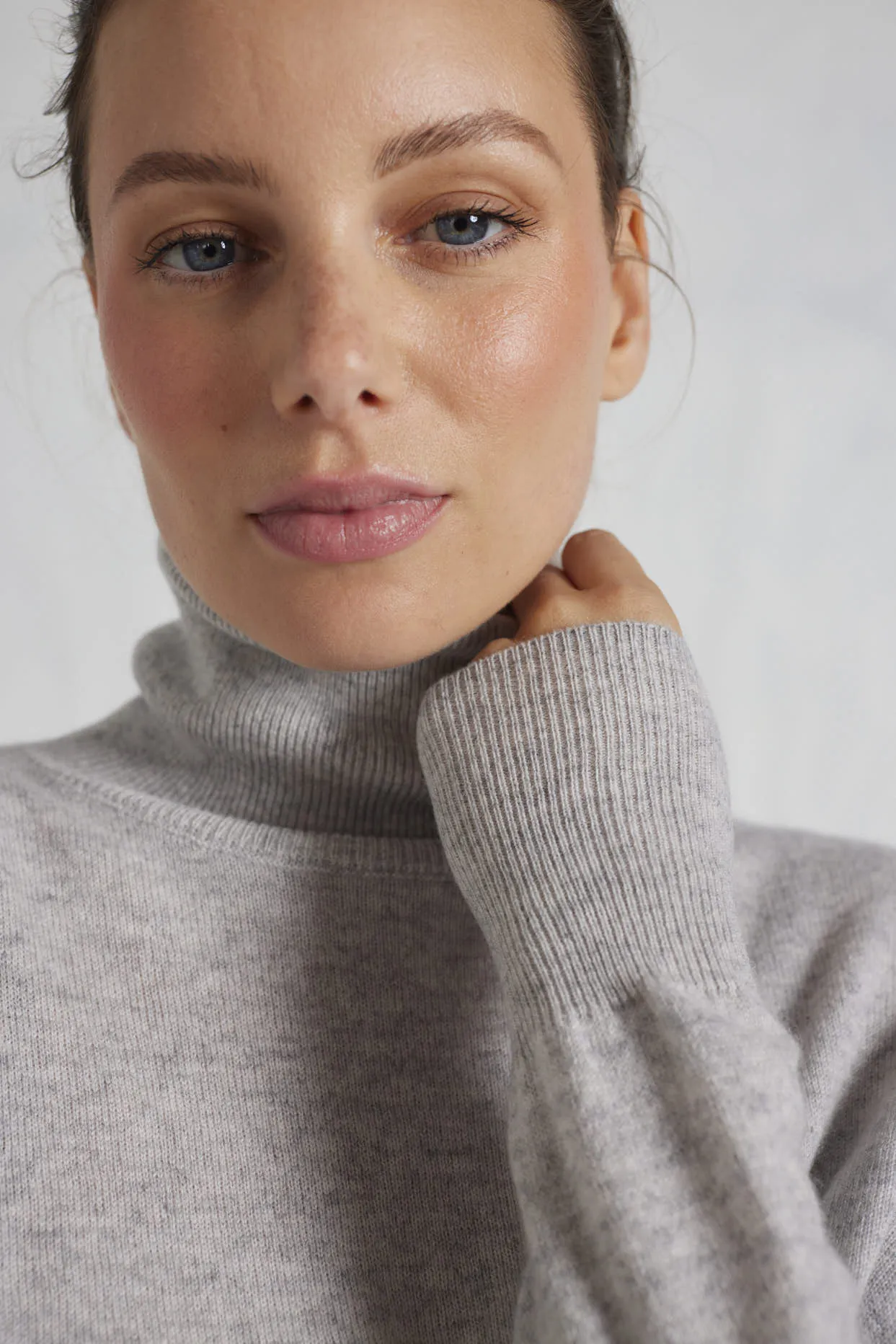 A Polo Bay Cashmere Sweater in Fly Ash