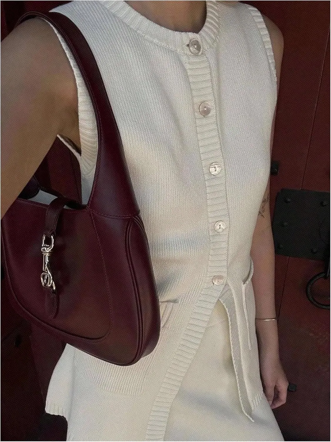 Verdusa Women's Button Front Sweater Vest Split Hem Round Neck Sleeveless Knit Tops with Pockets