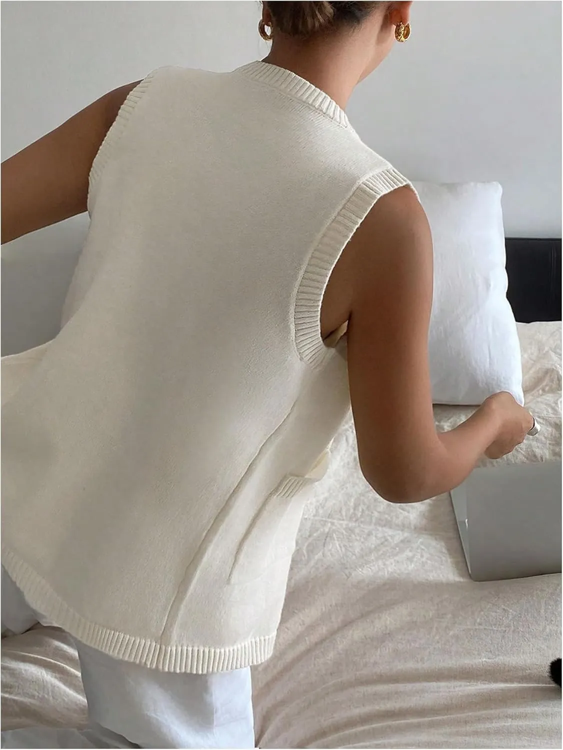 Verdusa Women's Button Front Sweater Vest Split Hem Round Neck Sleeveless Knit Tops with Pockets
